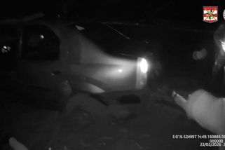 Postarší pirát silnic v Dacii ujížděl policistům, vyhnul se i zátarasu. Zastavil jej až pás s hroty - Novinky