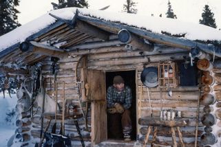 Přežil 30 drsných zim i medvědy v aljašské pustině. Když se vrátil mezi lidi, přivezl 90 kg deníků - Médium.cz