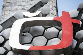 Zrušení poplatků povede k destrukci médií veřejné služby, říká Baxa. Musí vyjít s tím, co mají, oponuje Vondráček