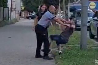 Policistovi za šílený zákrok přímo před služebnou snížili plat o pět procent. Na jeden měsíc - Novinky