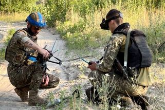 Ukrajinské drony loví ruské vojáky. Ženou j...