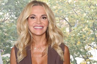 Vypadá jako Eva Pilarová a Dagmar Havlová v jednom: Fanynky zase pranýřovaly Daru Rolins, zhejtily i její účes - Super.cz