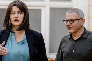 Stačilo! vybouchlo. Komunisté znovu udělali tečku za sociálními demokraty — HlídacíPes.org