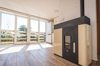 1 kWh tepla za 1,77 Kč. Způsob vytápění, který je levnější než tepelné čerpadlo a pohodlnější než klasické dřevo