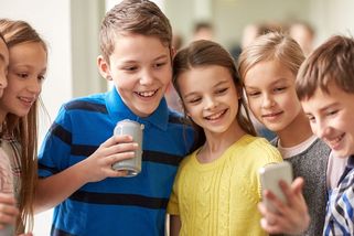 Školy dostaly návod k mobilům. „Nezakládejte dětem skupinové chaty,“ říká - Seznam Zprávy