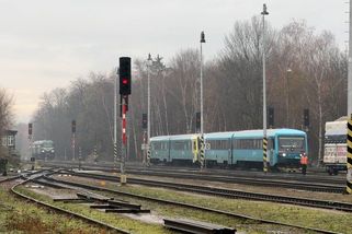 Osobní vlak s 200 lidmi vjel v Hostivici na obsazenou kolej - Novinky
