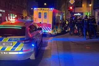 Před obchodním centrem v Praze došlo na nože. Dva mladíci skončili v nemocnici - Novinky