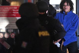 Útočníci mohli být k zapálení zbrojovky zmanipulováni