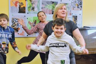 Zpočátku se ukrajinský školák skrýval pod lavicí, teď už tancuje - Novinky