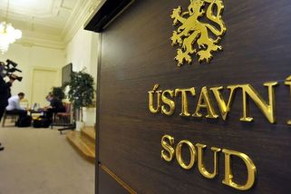 Učitel z Ústecka měl mít sex se svou žačkou. Stěžoval si, že skončil ve vazbě - Novinky