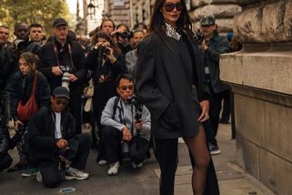 Nejmilovanější kousek Pařížanek je zpět v plné síle: Jak stylově nosit sako na jaře 2025?