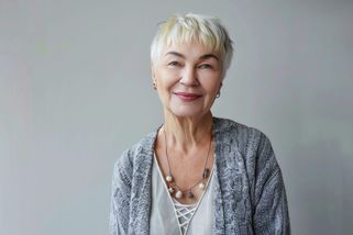 Dokonalý módní trik seniorek ze Švédska se šíří do celé Evropy. Češky si ho oblíbily a na jaře 2026 si tím uberou i 10 let