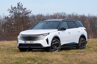 Sedmimístný rodinný Peugeot toho nabízí víc než jen atraktivní cenovku. Podívali jsme se i na netradičně řešené pracoviště řidiče - Garáž.cz