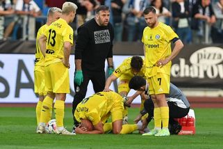 Krutá chvíle. Nejlepší střelec ligy se vážně zranil. Sevřel se mi žaludek, řekl spoluhráč - Sport.cz