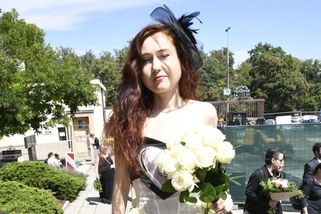 Eva Toulová jako přízrak na pohřbu Jiřího Krampola