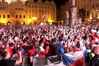 Fanoušci na náměstích oslavili české zlato - Novinky