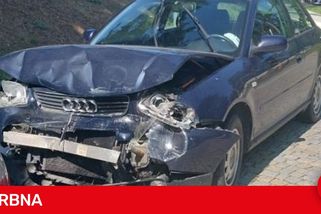V centru Jihlavy havarovala tři auta. Mladá řidička nabourala auto před sebou