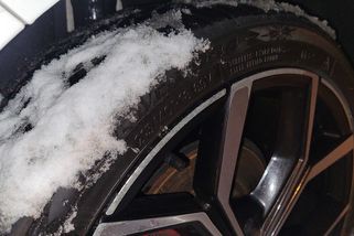 Řidiči, kteří si ještě nepřezuli zimní gumy, riskují škodu přes 250 tisíc. Pojišťovna odmítne platit