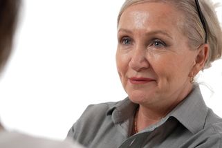 Když Bára Basiková vrátí z koncertu, čeká ji lepící podlaha a vajgly na stropě