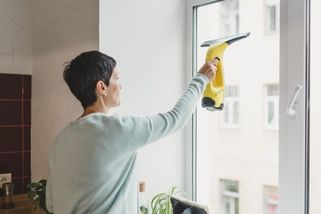 Elektrické stěrky na okna: Ulehčí práci, ale jen když víte jak. Tohle dělá většina lidí špatně