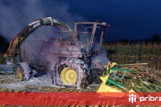 Ve Starém Rožmitále shořel sklízecí stroj, škoda je 7,5 mil. Kč, jeden zraněný