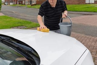 Zákaz mytí aut na ulici i vlastním pozemku. I jeden malý kbelík obyčejné vody může znamenat vysokou pokutu