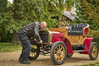 Zvládli byste nastartovat první auto Laurina a Klementa? Točení klikou předcházel zdlouhavý proces