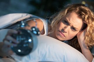 Opakované buzení ve tři ráno: Stres, přetížení, nebo varovný signál těla?