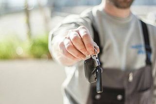 Zloději odemykají auta díky nové vychytávce. Ukrást umí už i moderní vozy