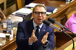 Gangbang a močení na zeď. Juchelka ve Sněmovně tvrdě tepal Svárovskou a Piráty