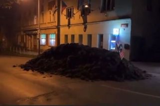 Před Novotného úřad v Řeporyjích někdo vysypal hnůj. Případ řeší policie - Seznam Zprávy