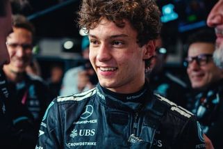 Nejmladší jezdec F1 naboural svůj nový Mercedes. Z fotek auta mrazí