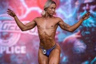 Kulturistický otřes. Závodník doma pózoval. Připomínal spíše ženu