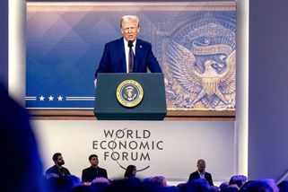 Od smíchu k zaraženému tichu. Trump v Davosu ostatní účastníky svými názory zmrazil