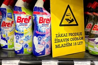 Nejde jen o alkohol a tabák. V supermarketech nekoupíte pod 18 ani čistič WC, louh či Savo. Jak to hlídají řetězce?