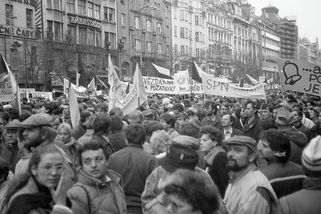 Osudová chyba komunistů v roce 1989: Režim mohl v Československu přežít déle - Médium.cz