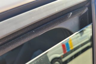 Jaro láká řidiče k větrání aut. Otevřené okno může znamenat pokutu