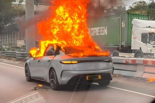 BYD v plamenech: řidička z elektromobilu sotva stihla uniknout