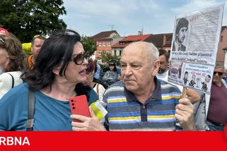 Neúnavný senior s transparentem opět vytrolil mítink Andreje Babiše. Nechyběla strkanice a nadávky