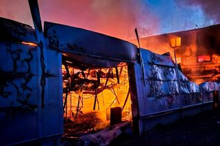 Výrobní závod v Pardubicích zachvátil požár. Ke žh...