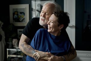 Vnučka je nebinární, děda gay. Do kin míří film s LGBT tematikou, který v USA narazil - Novinky