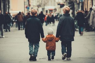 Desetiletí kluci v Anglii unesli dvouletého z obchodního centra. Jeho tělo našli na kolejích - Médium.cz