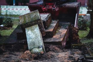 „Takové objekty tu nemají co dělat.“ V Polsku zbourali sovětský pomník - Novinky