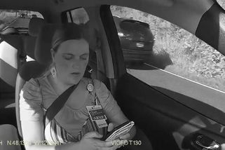 Řidička koukala do telefonu a sjela do škarpy, vše zachytily kamery - Novinky