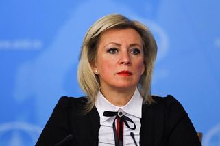 Obnovme dialog s Ruskem, zní z Estonska a Lotyšska. Sedět pod stolem už je nudné, glosuje to Zacharovová - Novinky