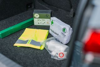 Znáte všechny prvky povinné výbavy pro auto a motorku? - Garáž.cz