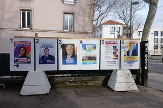 Francouzské komunální volby ukázaly, že Paříž a velká města odolávají krajní pravici