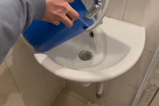 Vychytávka pro příliš malé umyvadlo. Už nemusíte natáčet vodu do kbelíku ve sprše | Tipy za hubičku