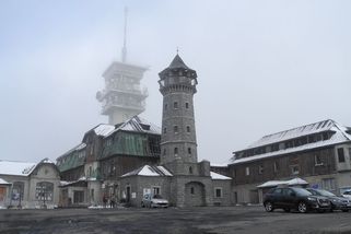 Zchátralý památkově chráněný hotel na vrcholu Klínovce se v dohledné době obnovovat nebude - Novinky