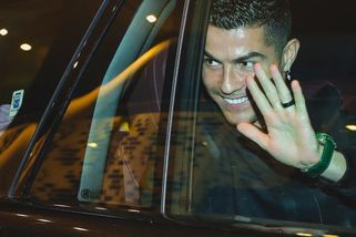 Diskuze: Cristiano Ronaldo se koupe ve zlatě. K dispozici má luxusní dům i letadlo